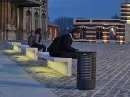 Возле здания ТАСС в Москве поставят скамейки с подсветкой